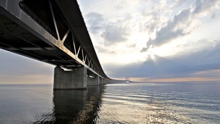 Öresundsbron en lång bro över vattnet som är Öresund.