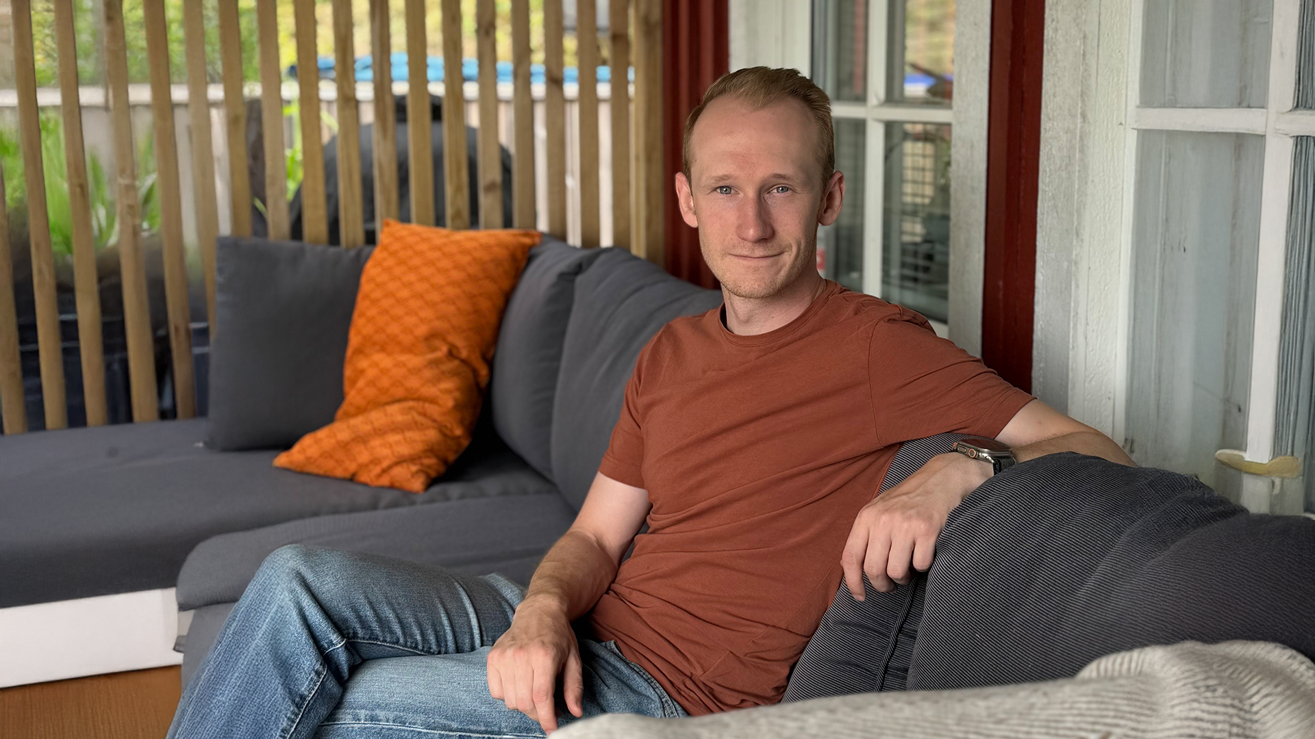 Bild på Felix sittande i en soffa