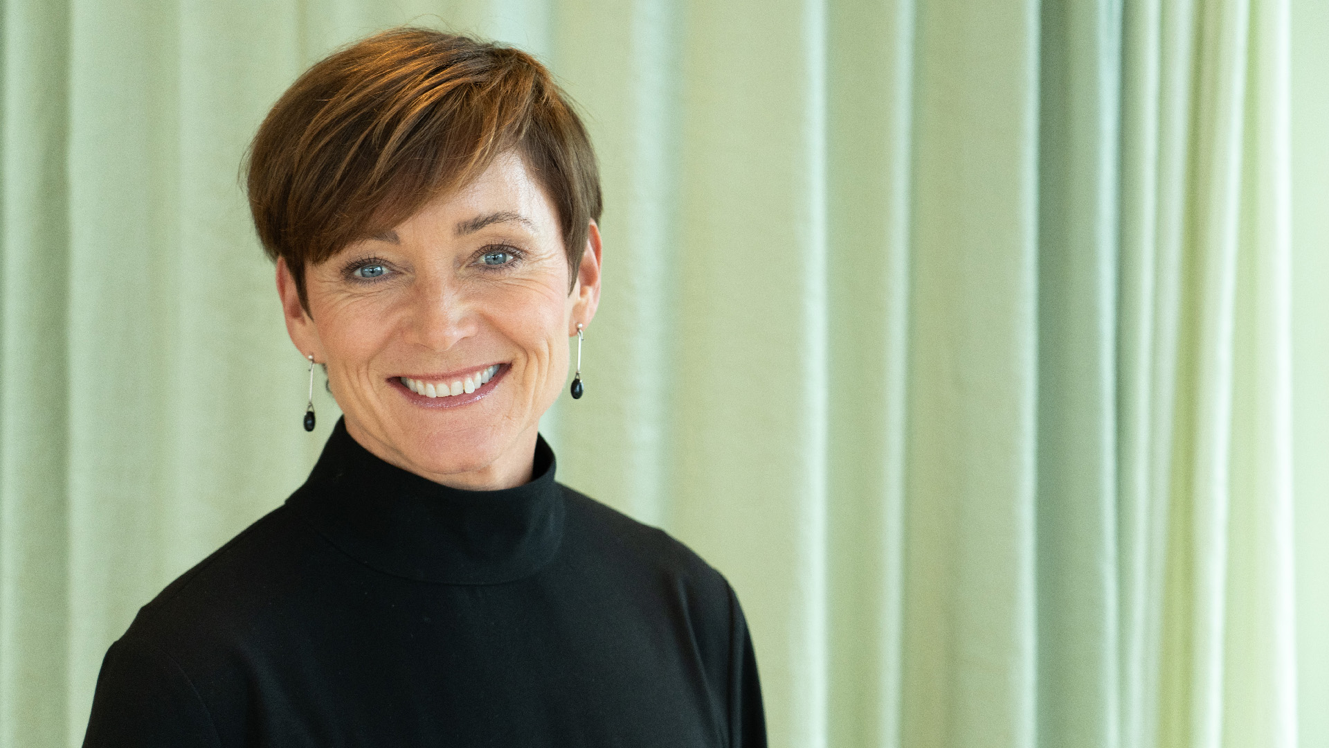 Jonna Myrebris tittar in i kameran