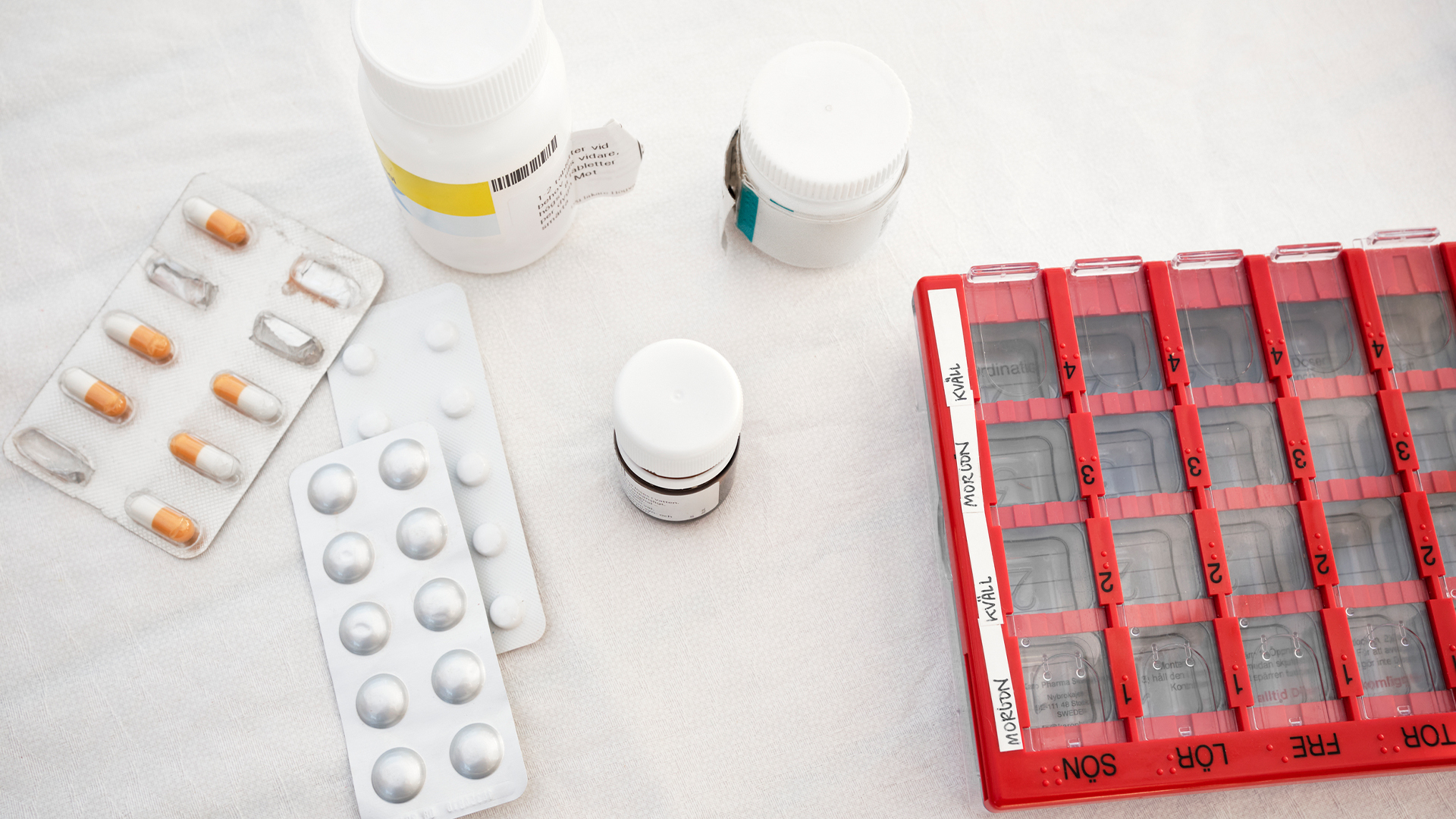 Olika förpackningar av mediciner i tablettform.