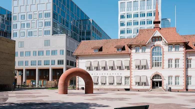 Bild på rosa torget med det nya vårdbyggnaden i bakgrunden