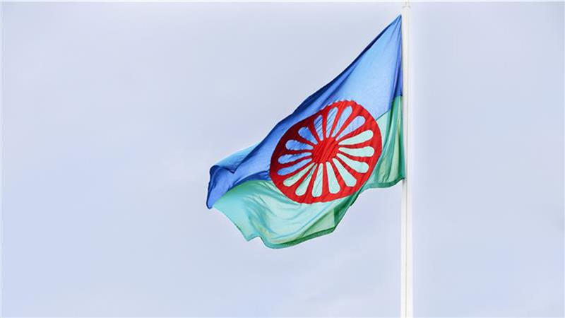 Romsk flagga på flaggstång