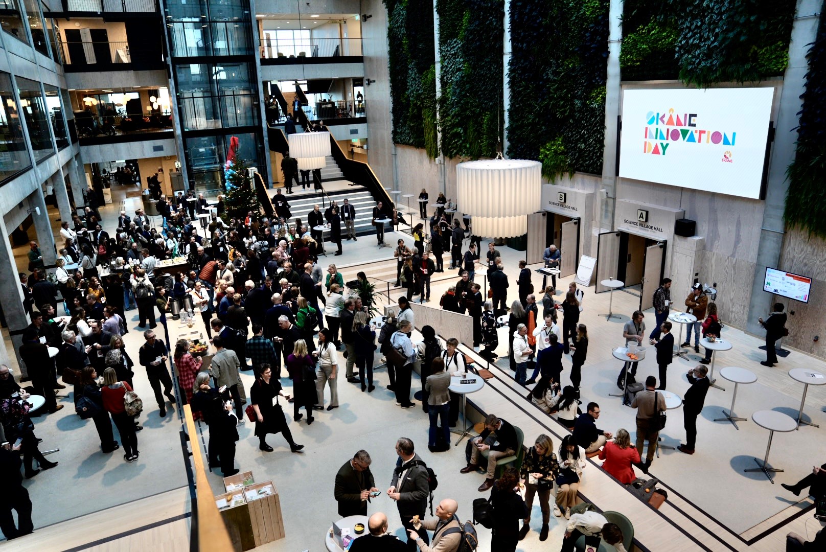 Många människor minglar på Skåne Innovation Day