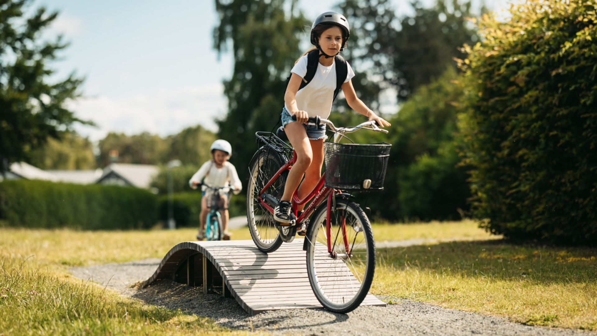 Två barn cyklar över ett gupp utlagt på en cykelväg