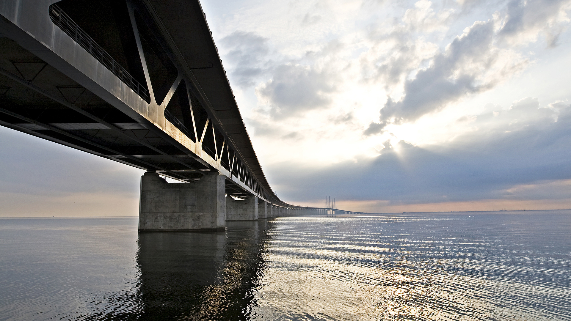 Öresundsbron en lång bro över vattnet som är Öresund.