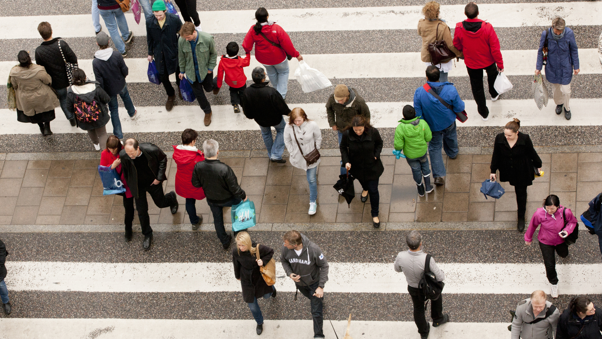 Människor som går över ett övergångsställe.