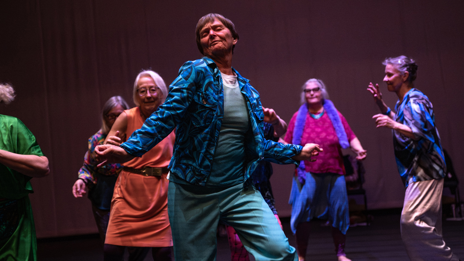 Färgglatt klädda personer som dansar