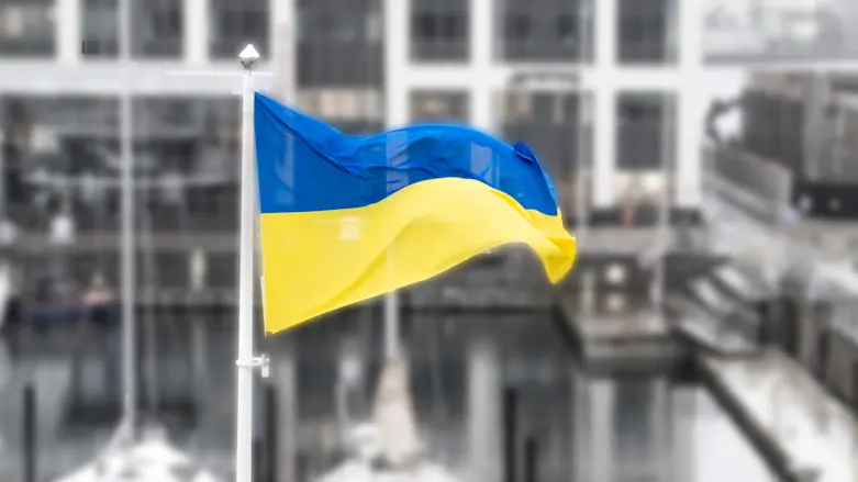 Urkainsk flagga vajar på Dockplatsen i Malmö