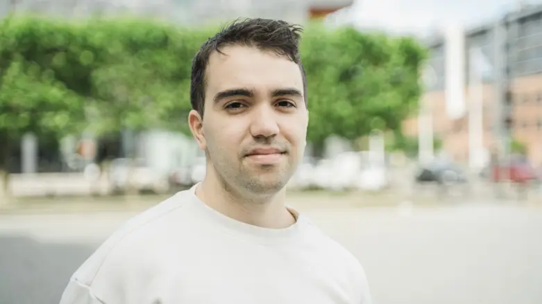 George Chaniotakis med nyckelband från region skåne om halsen