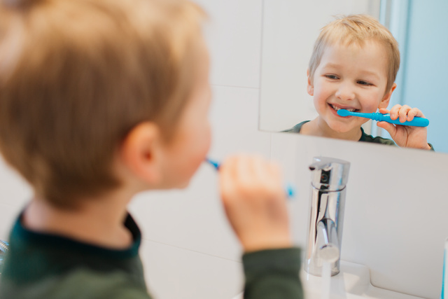 Ett barn borstar tänderna.
