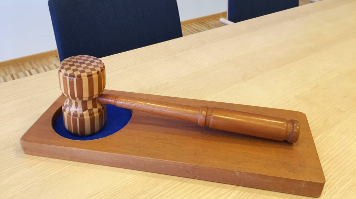 Ordförandeklubba på bord.