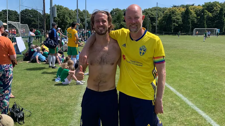 Två fotbollsspelare tittar in i kameran.