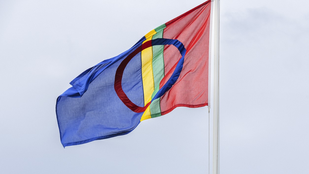 Den samiska flaggan vajar från en flaggstång