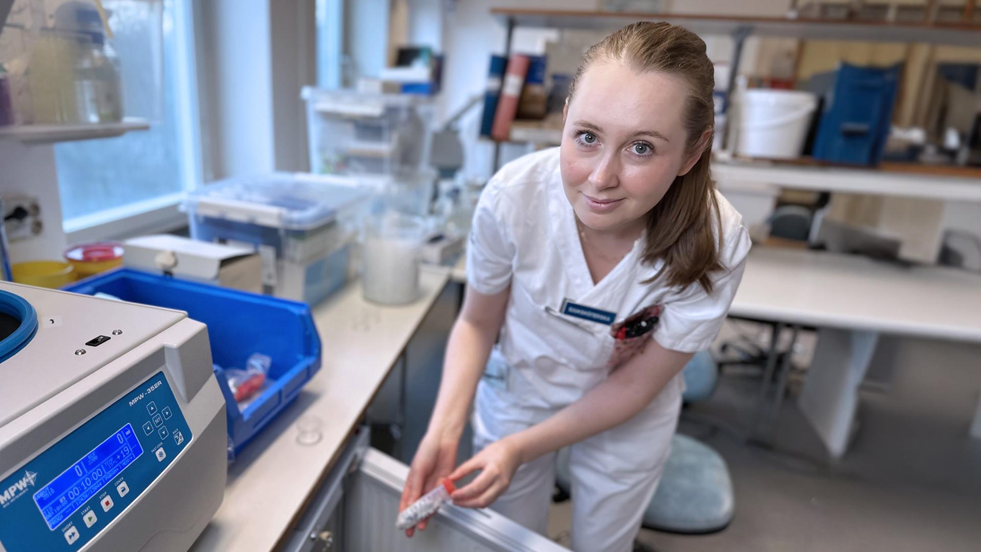 Sjuksköterska visar ut tabletter.