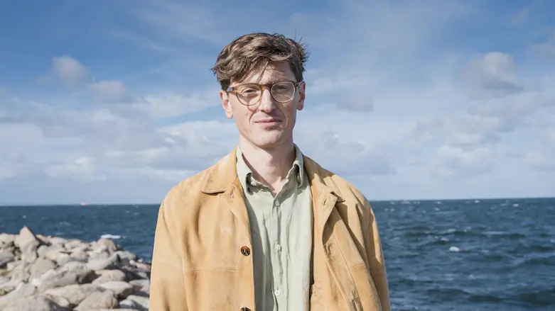 Johannes Malm står framför havet.
