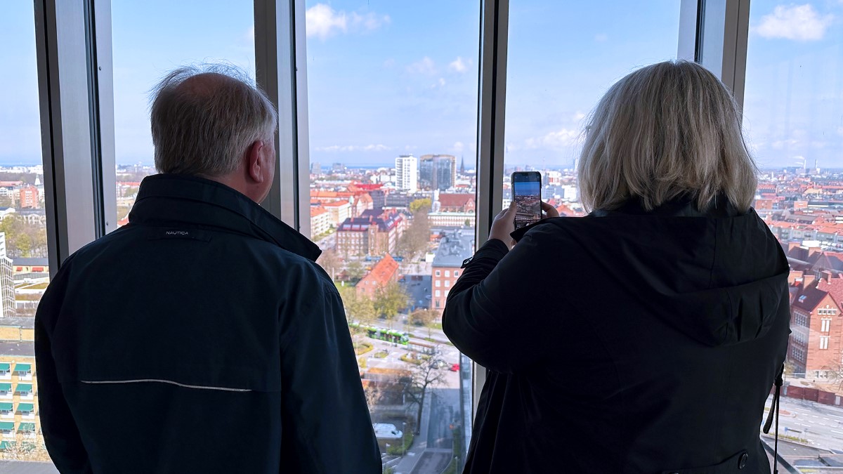 Två personer tar en bild av utsikten från högsta våningen.
