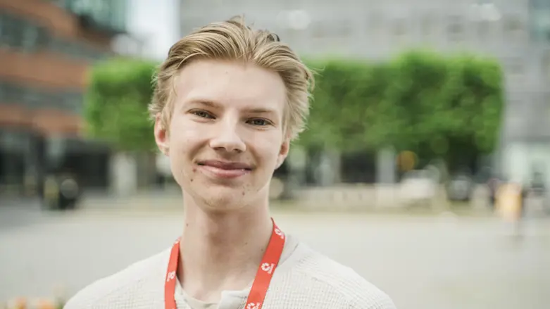 Ola Wiberg med Region Skåne-band om halsen står utomhus