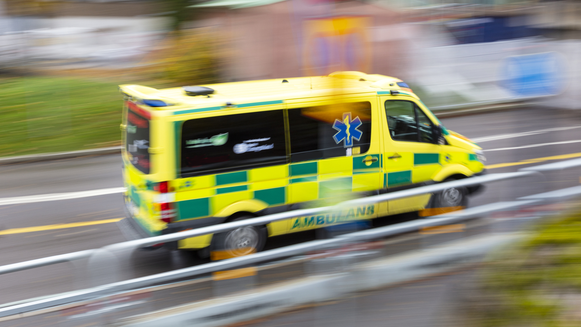 En ambulans kör i hög fart.