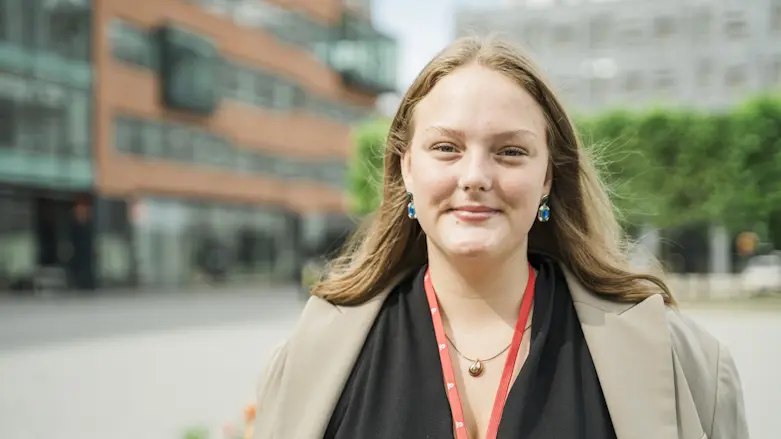 Saga Varing med nyckelband från Region Skåne om halsen