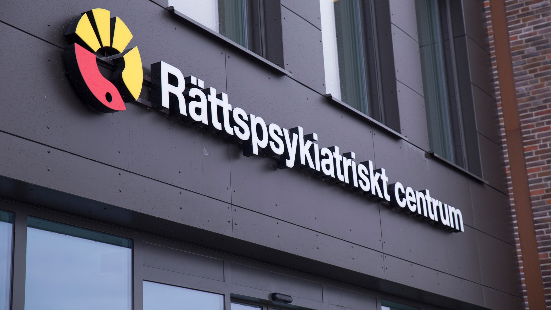 Bild på skylt där det står Rättspsykatriskt centrum