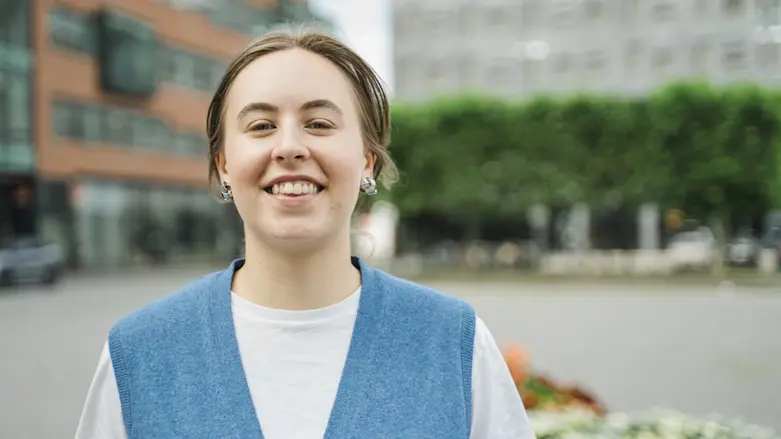 Julia Allfelt med nycklband från region skåne om halsen