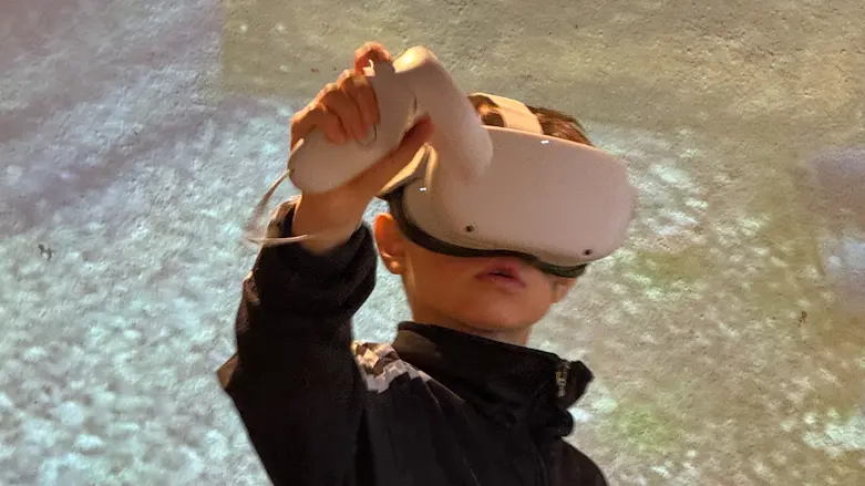 barn med vr-glasögon