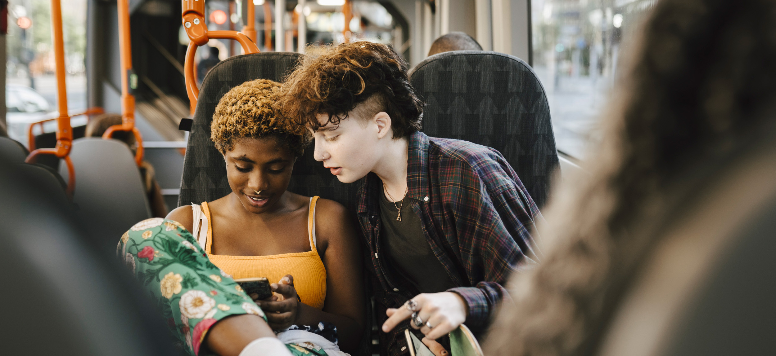 Två tonåringar på en buss.