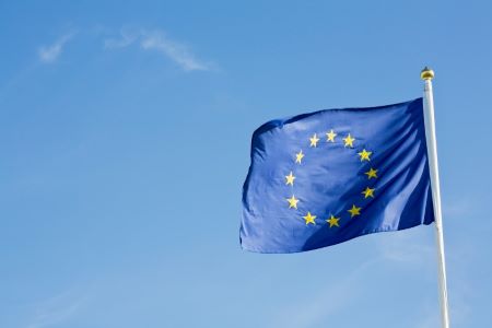 EU-flagga svajar i vinden.