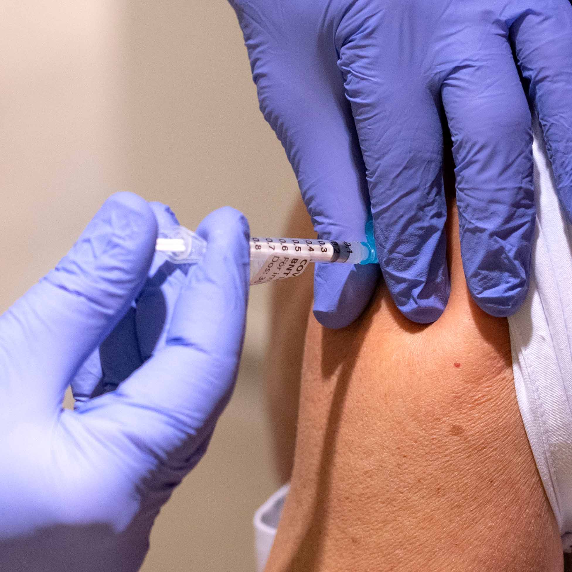 Vaccin kan ges genom spruta. 