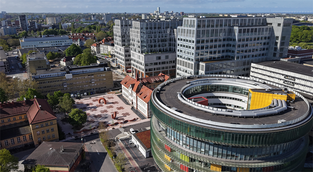foto över tätbebyggd stadskärna med en cirkulär framträdande byggnad till höger i bild