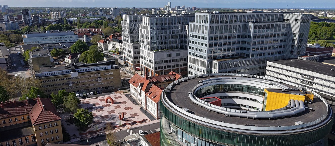 foto över tätbebyggd stadskärna med en cirkulär framträdande byggnad till höger i bild
