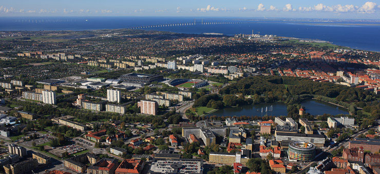 Flygbild över Malmö och Öresundsbron.
