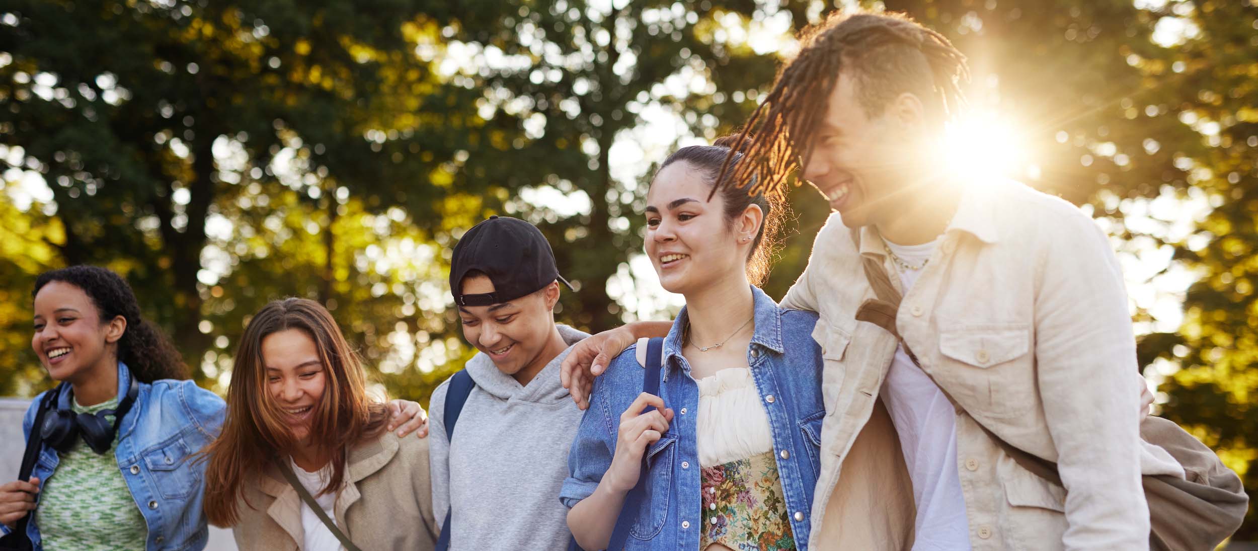 Ungdomar är glada och håller om varandra. 