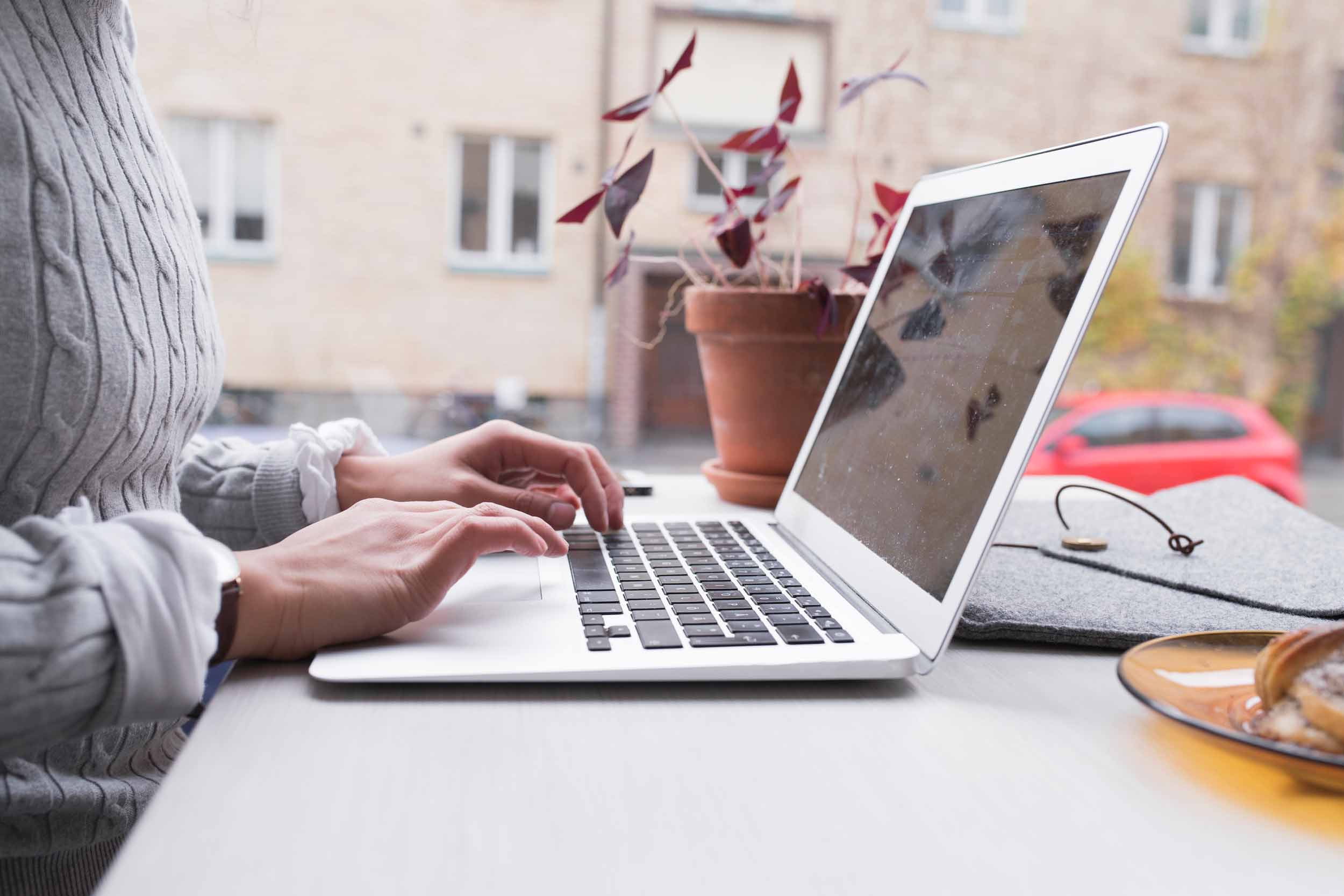 Vid frågor kan du kontakta Region Skåne via datorn.