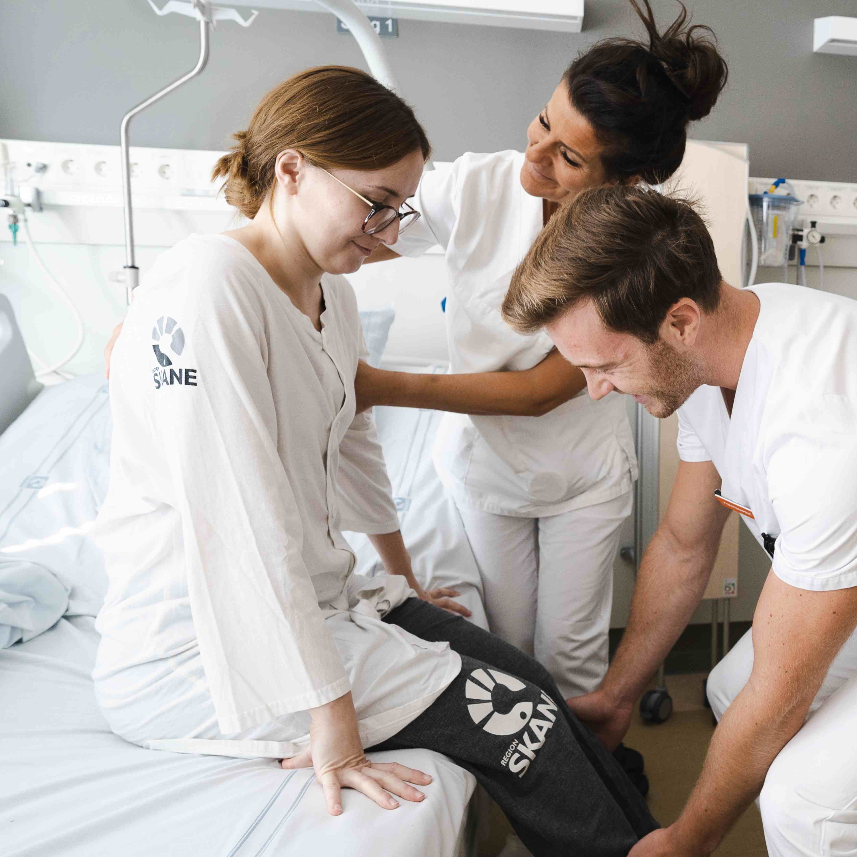 Patient med kläder från Region Skåne.