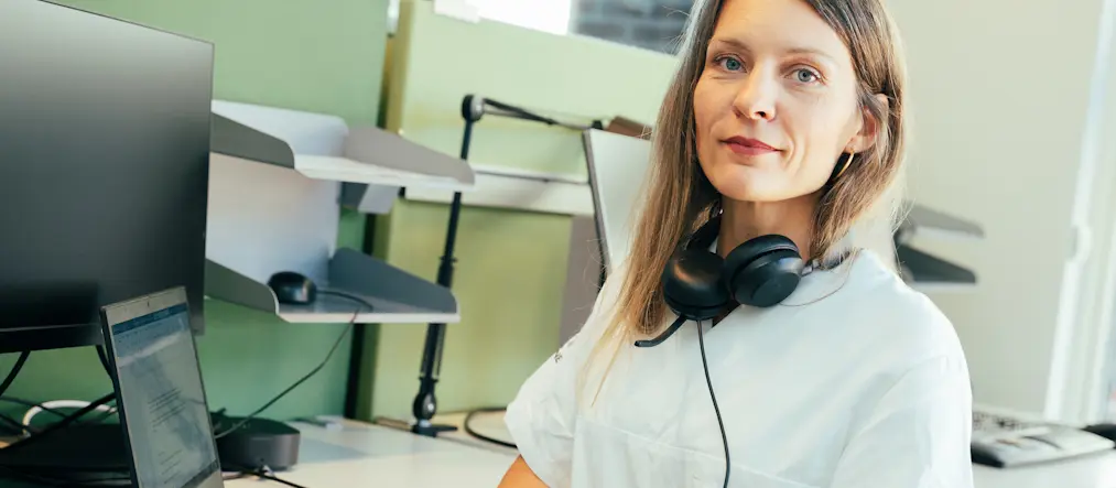 Anna vid sitt skrivbord