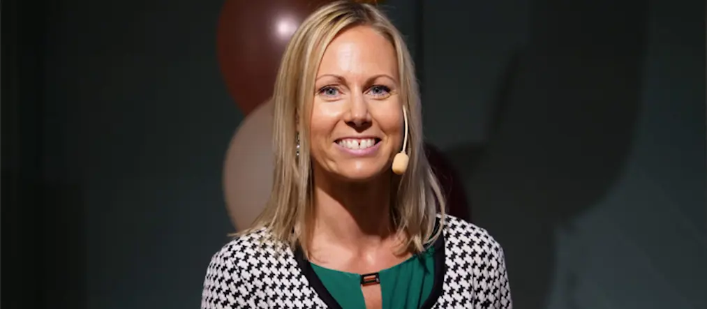 Kvinna som föreläser med en huvudburen mikrofon
