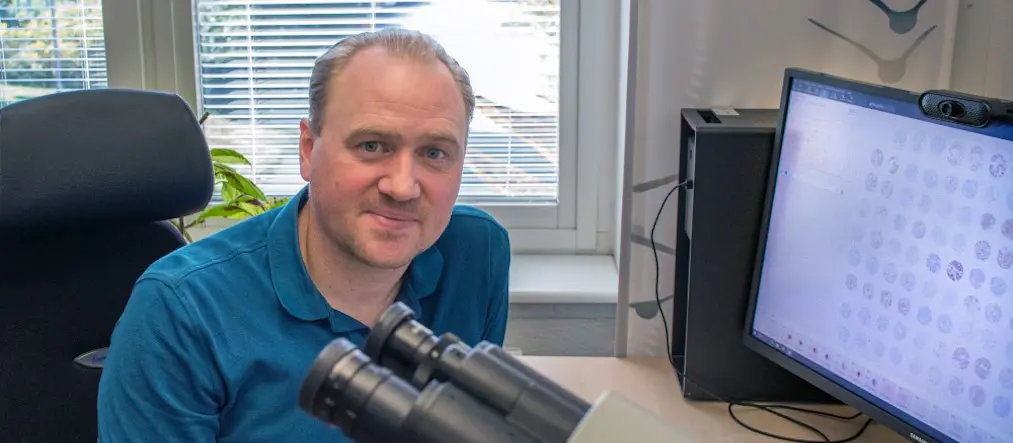 Hans sitter vid sitt skrivbord.
