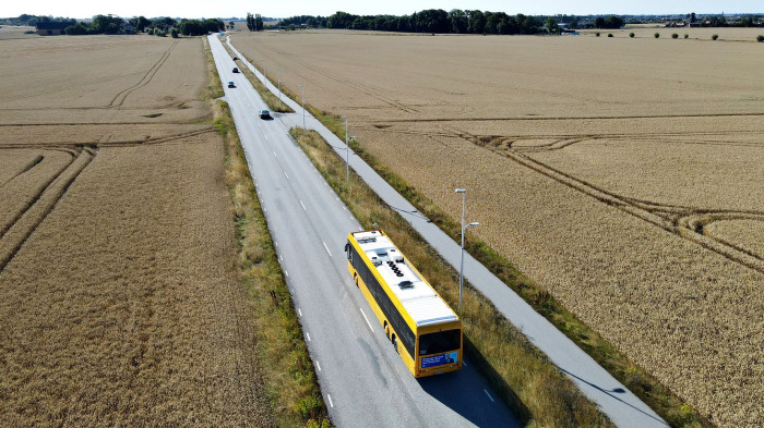 En gul regionbuss på landsväg.