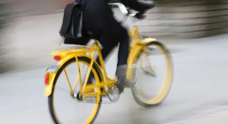 Cyklist på gul cykel.
