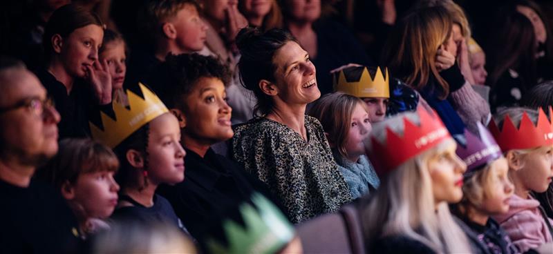 Publikhav med glada människor. 