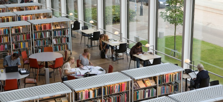 Miljöbild tagen på Malmö stadsbibliotek på bottenplan. 