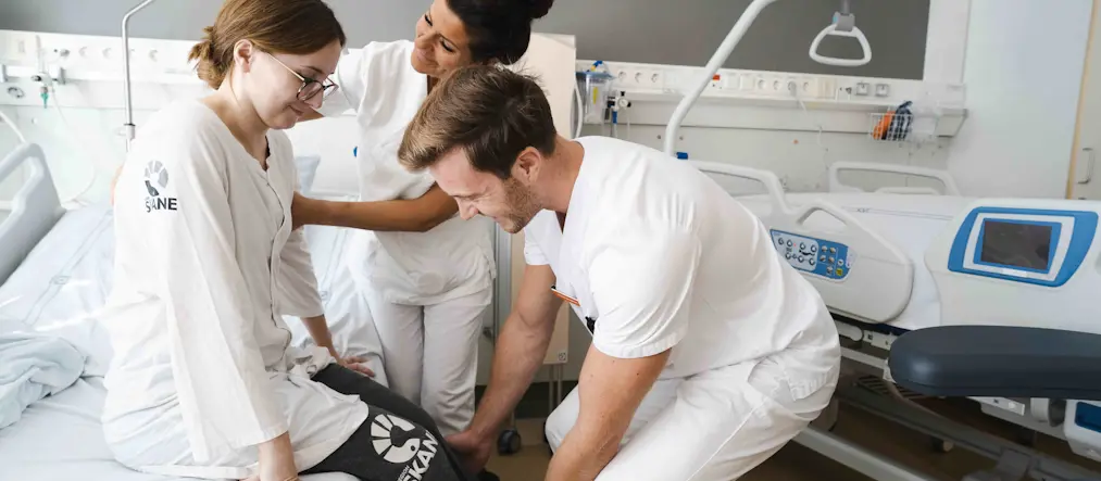 En patient med Region Skånes kläder på sig.