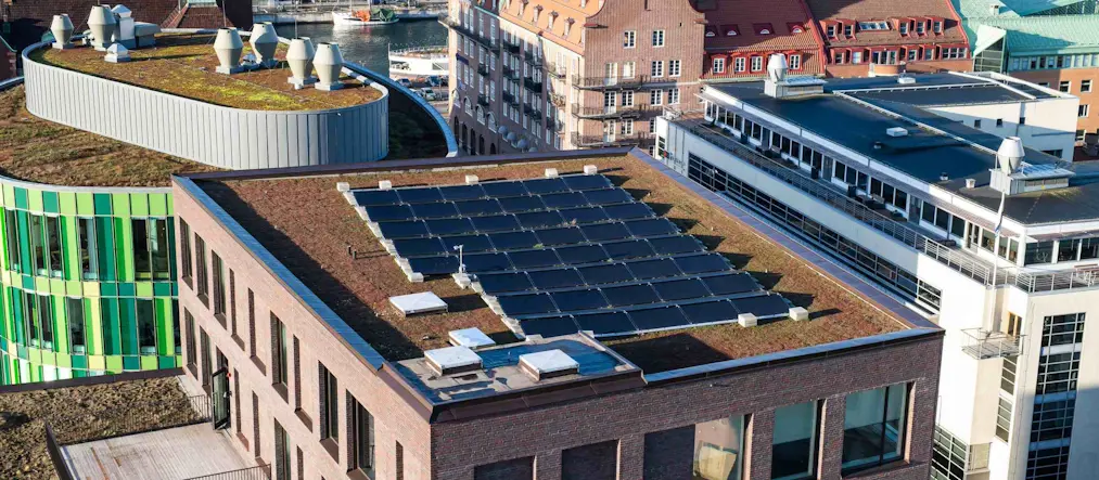 Solpaneler på taket på Malmös sjukhus.