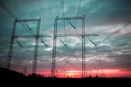 Elledningar i solnedgång.