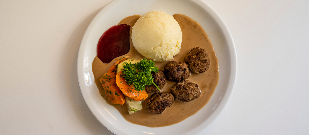 En god middag med köttbullar, sås och potatis.