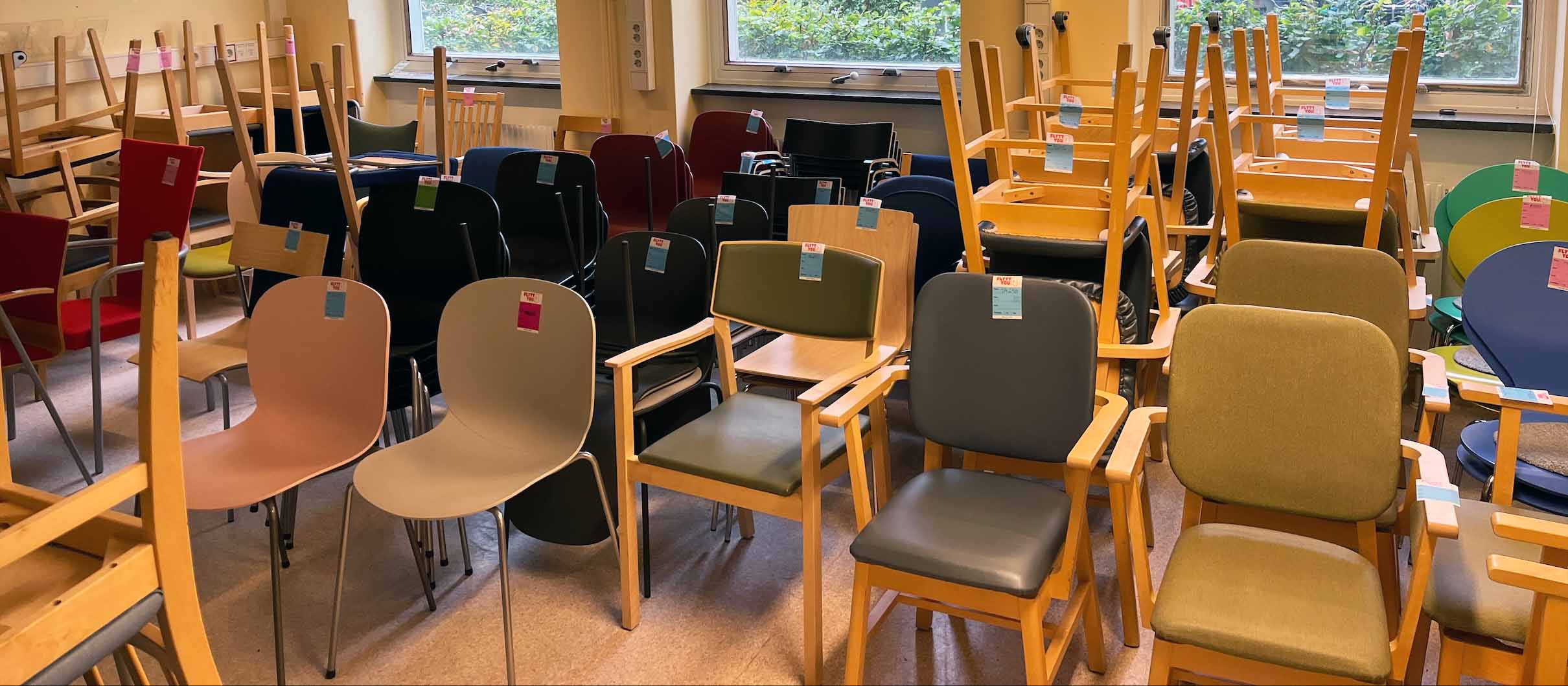 Återbrukade möbler samlade i förråd.