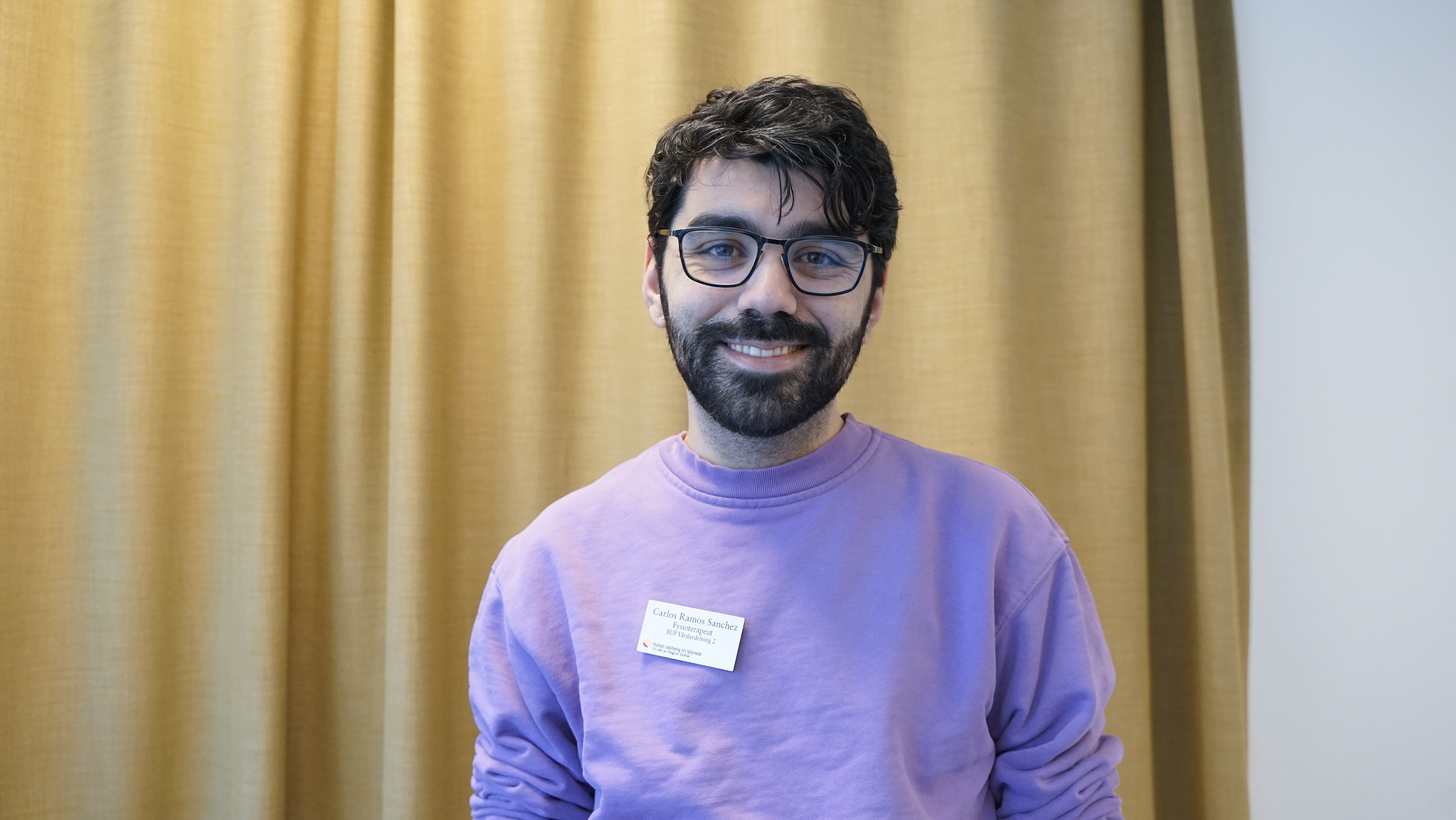 Fysioterapeut Carlos Ramos Sanchez klädd i lila tröja.