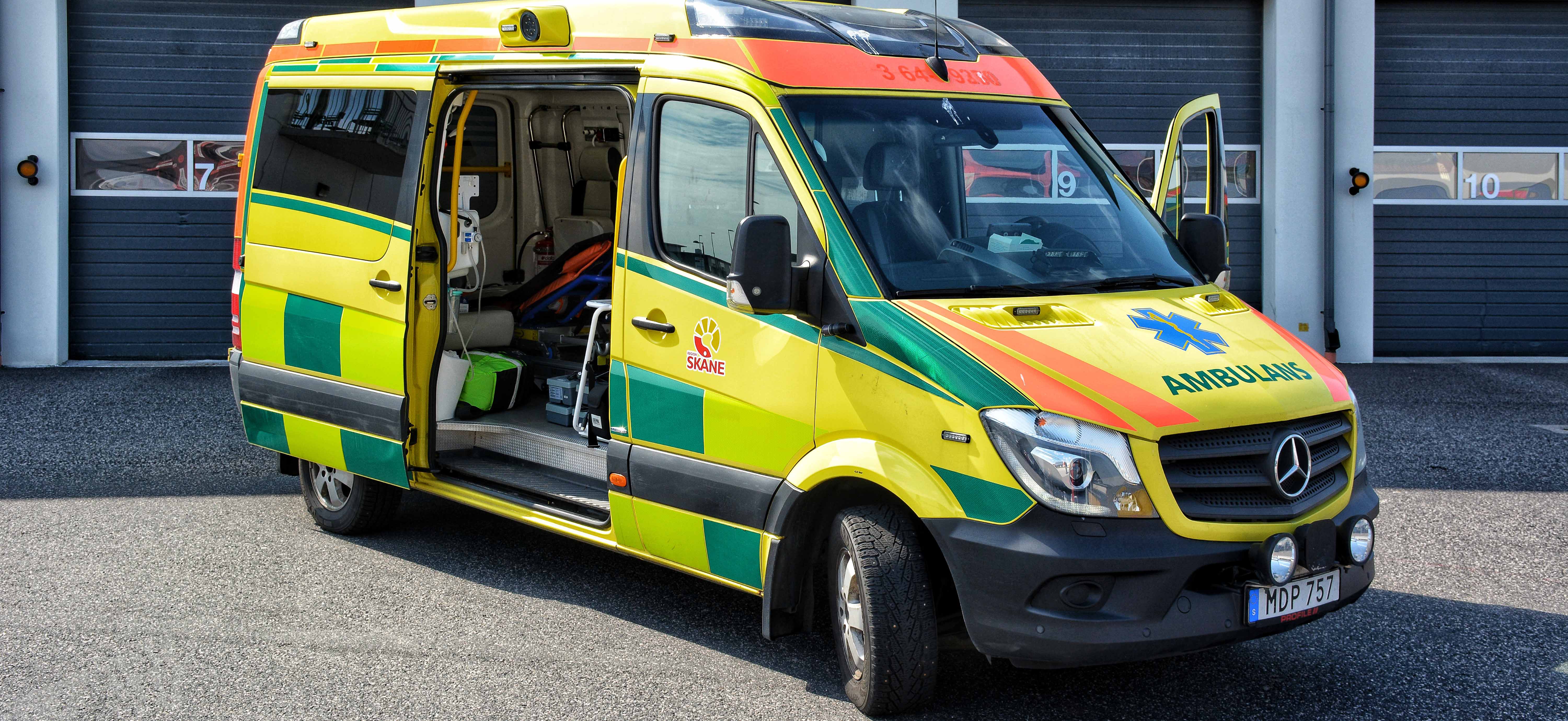 ambulans med öppen sidodörr