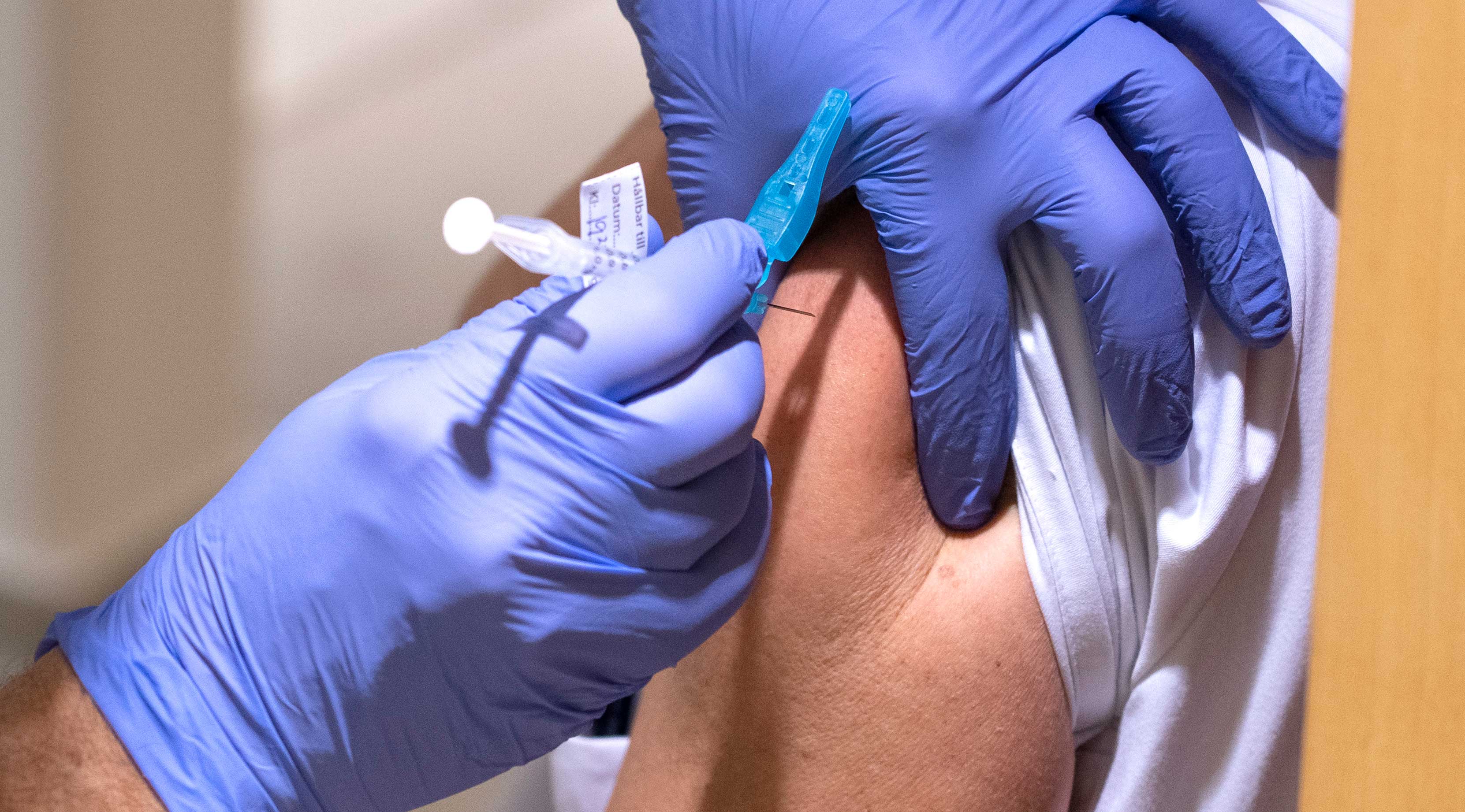 Närbild på en arm med vaccinationsspruta
